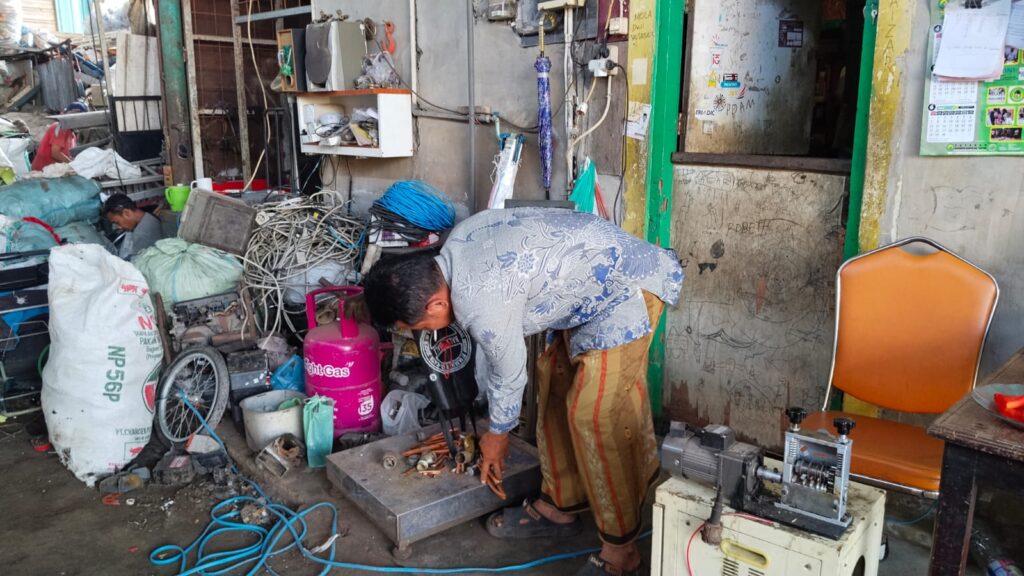 pak solikin sedang menimbang